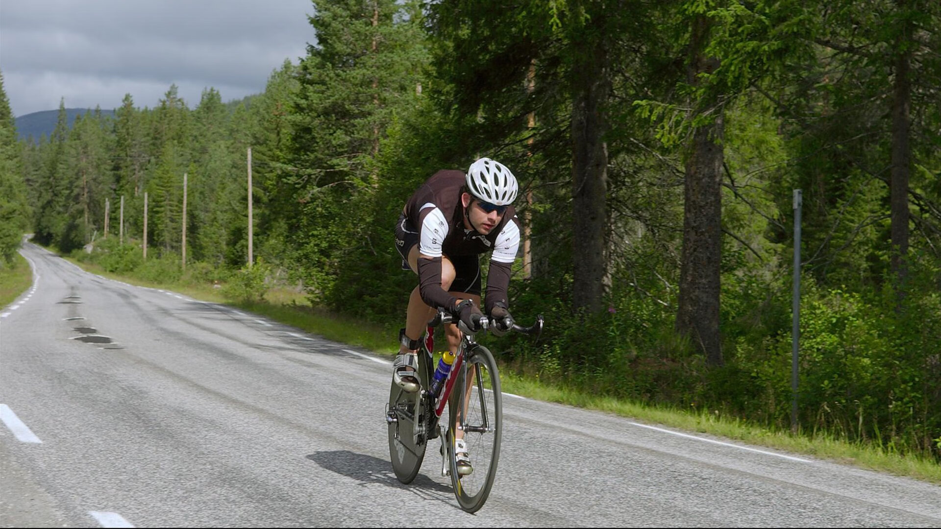 _赛场上的战术布置：专业分析为你解密_，一场比赛的战术分析